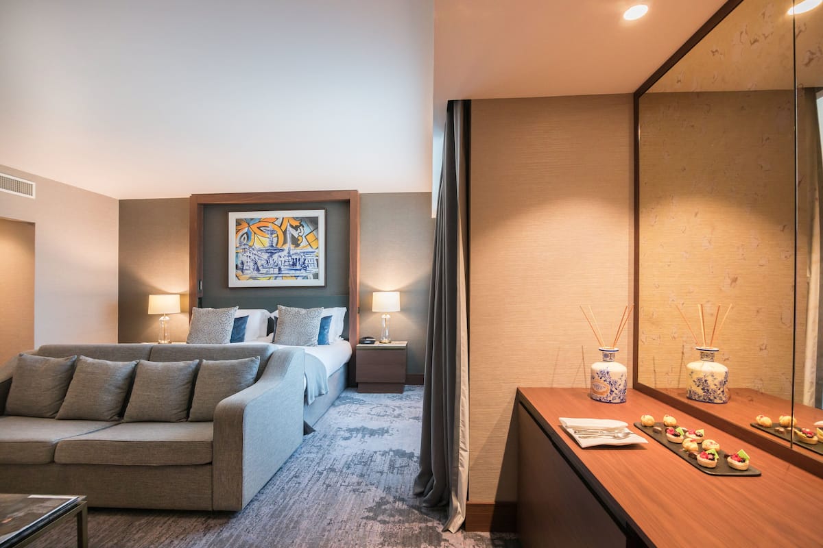 Junior Suite, 1 King Bed, Park View | Hypo-allergenic bedding, minibar, in-room safe, desk
