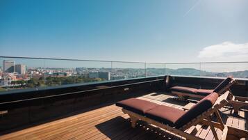 Suite, 1 slaapkamer, terras | Hypoallergeen beddengoed, een minibar, een kluis op de kamer, een bureau