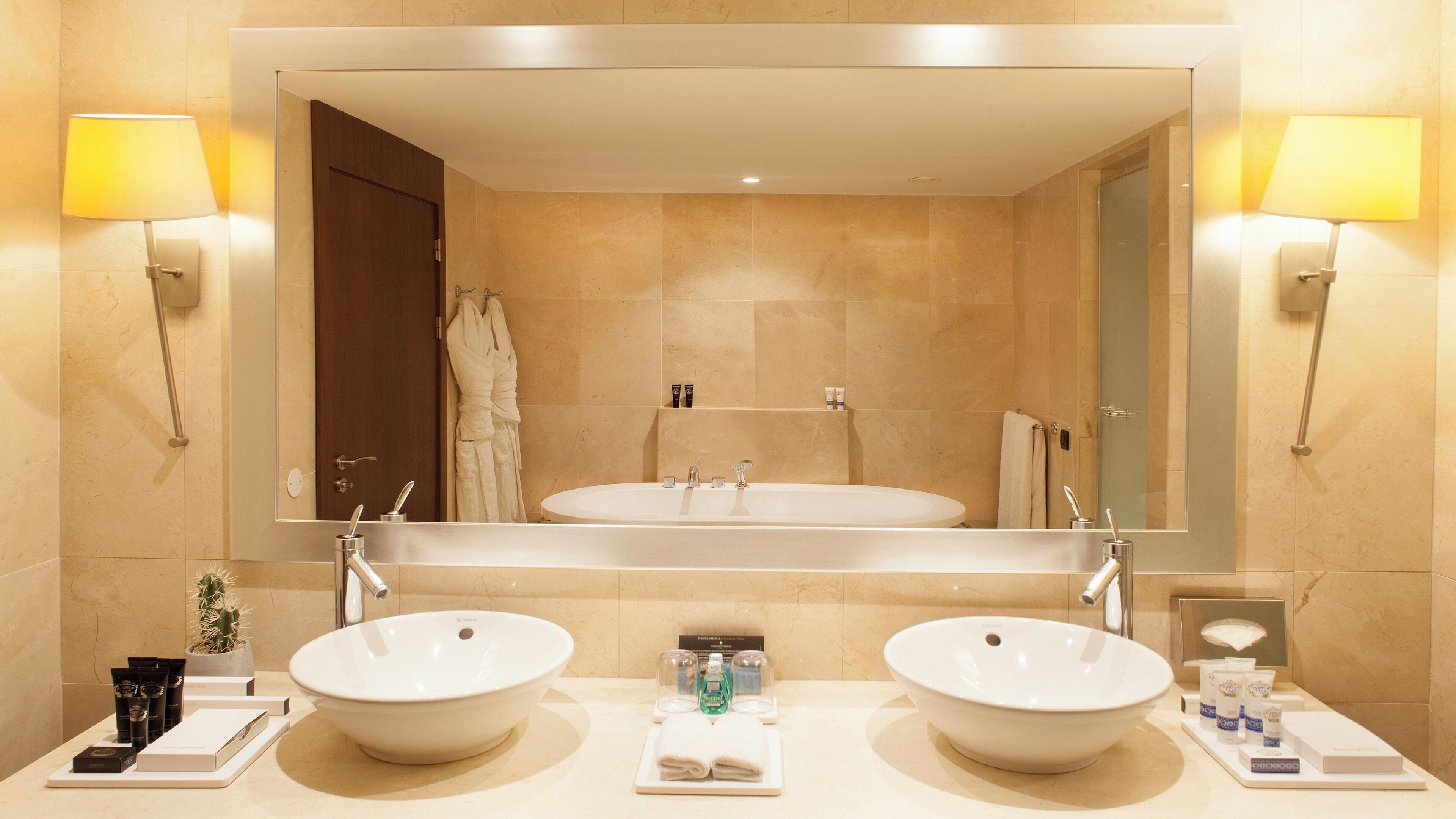 suite, 2 bedrooms | bathroom | free toiletries, hair dryer, bathrobes, slippers