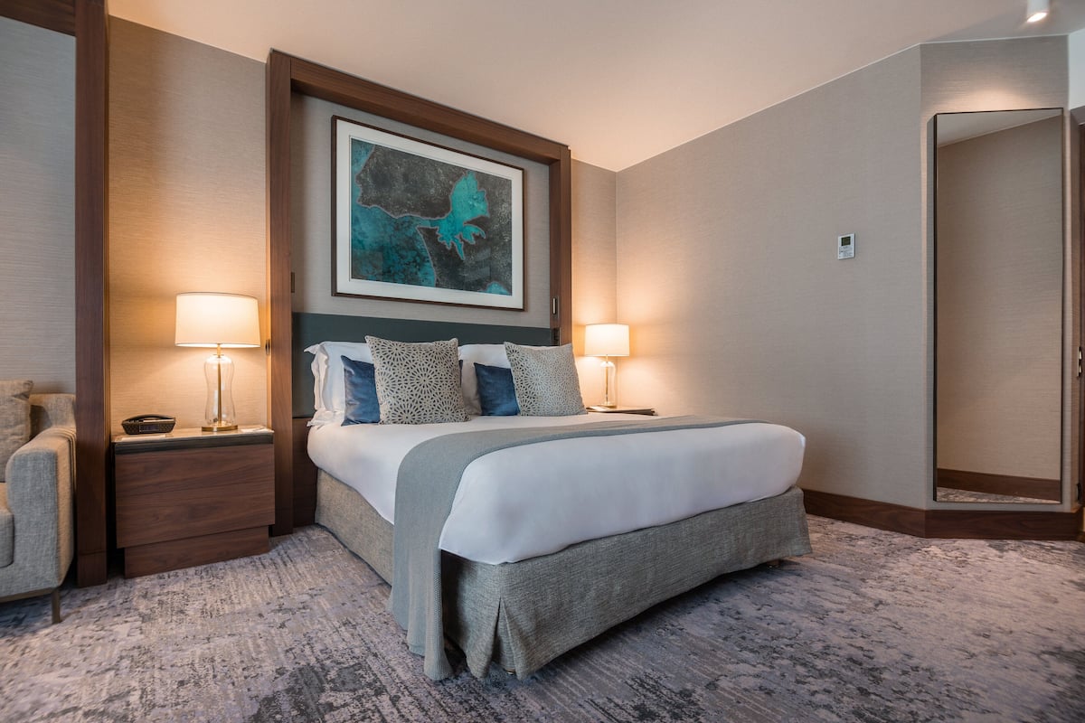 Quarto clássico, 1 cama Queen (High Floor) | 1 quarto, roupas de cama antialérgicas, frigobar, cofres nos quartos