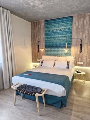 Suite | Minibar, in-room safe, desk, blackout drapes