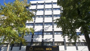 A building with a sign reading "CAZUAL INCA PORTO" and a no parking sign. - Casual Inca Porto Hotel by Casual Hoteles (Porto)