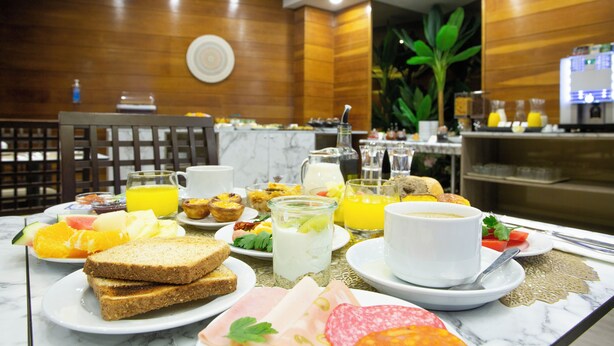 A breakfast buffet with various food items and beverages. - Casual Inca Porto Hotel by Casual Hoteles (Porto)