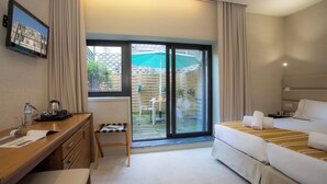 A hotel room with a desk, chair, bed, and a view of the outdoor area. - Casual Inca Porto Hotel by Casual Hoteles (Porto)