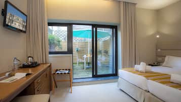 Habitación doble, Terraza | Minibar, caja de seguridad en la habitación y escritorio