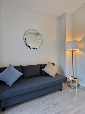 ห้องดีลักซ์สวีท | บริเวณนั่งเล่น | ทีวี