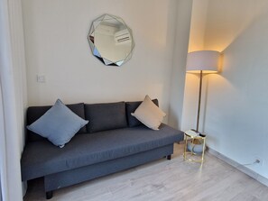 Deluxe Suite | Living area | TV