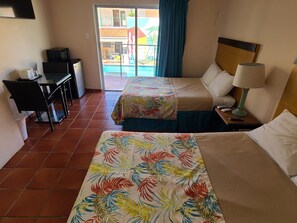 Quarto standard, 2 camas de casal | Cofres nos quartos, ferros/tábuas de passar roupa, Wi-Fi de cortesia