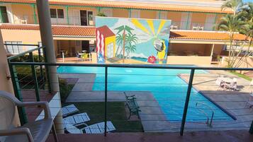 Caja fuerte, tabla de planchar con plancha, wifi gratis y ropa de cama