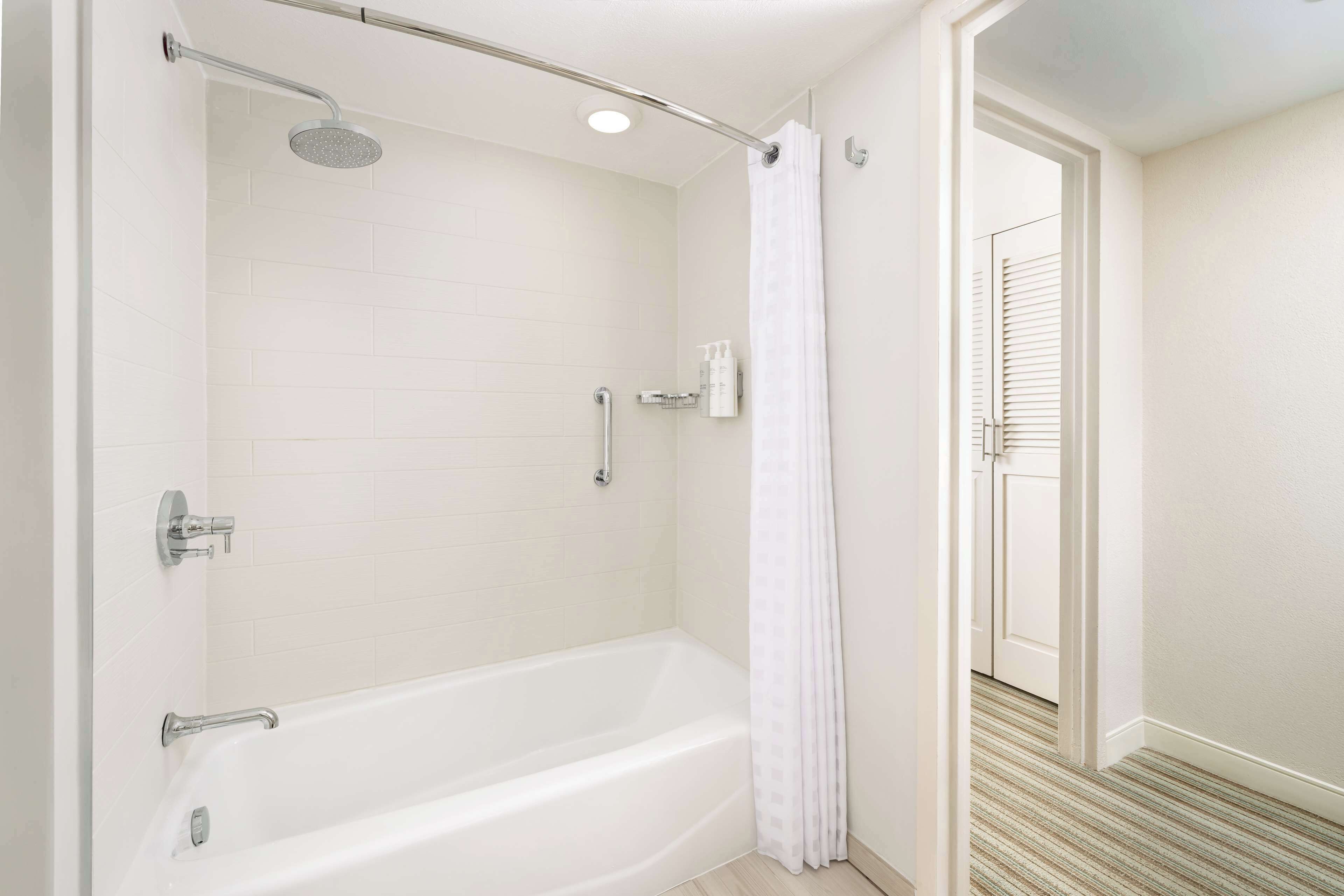 Un baño moderno con cabina de ducha, bañera y retrete.