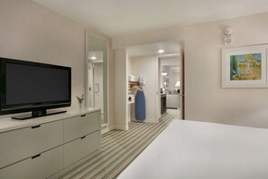 In-room safe, laptop workspace, blackout curtains, soundproofing - Embassy Suites by Hilton San Juan Hotel & Casino (Carolina)