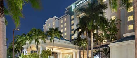 Un hôtel moderne avec une enseigne bien visible indiquant « Embassy Suites ».