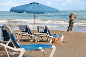 In Strandnähe, Liegestühle, Sonnenschirme, Strandtücher