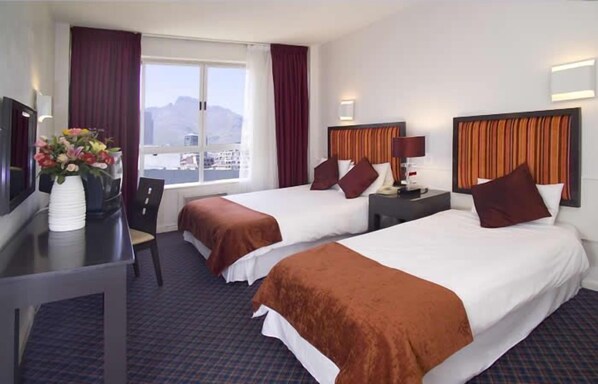 خزنة داخل الغرفة ومكتب وستائر تعتيم وواي فاي مجانًا