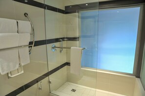 Kostenlose Toilettenartikel, Haartrockner, Handtücher