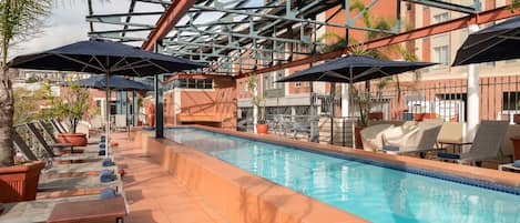 Piscine extérieure, parasols de plage, chaises longues