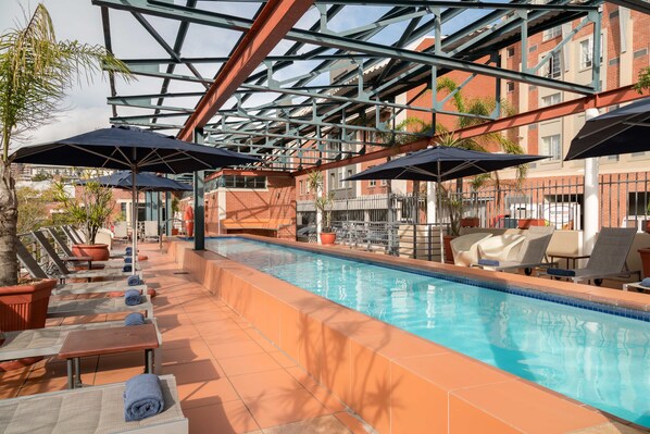 Piscine extérieure, parasols de plage, chaises longues