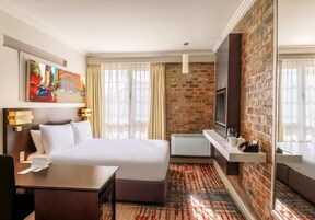 1 bedroom, premium bedding, minibar, in-room safe