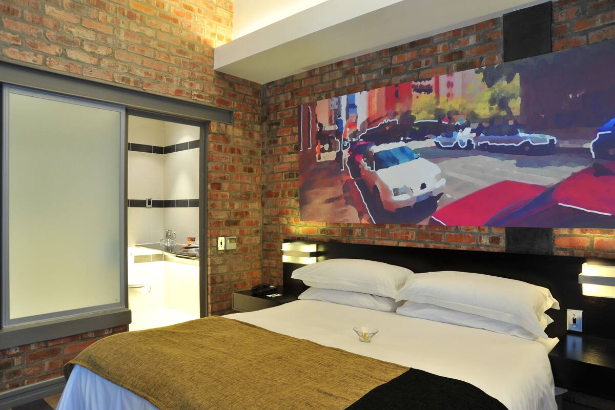 1 bedroom, premium bedding, minibar, in-room safe