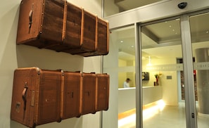 Un espace d’accueil au design moderne, doté d’une porte en verre et d’un comptoir de réception.
