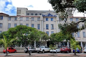 Vista frontal de la propiedad