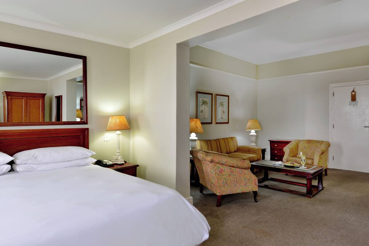 Executive King Room, 1 Bedroom, Sea Facing | 1 ห้องนอน, มินิบาร์, ตู้นิรภัยในห้องพัก, โต๊ะทำงาน