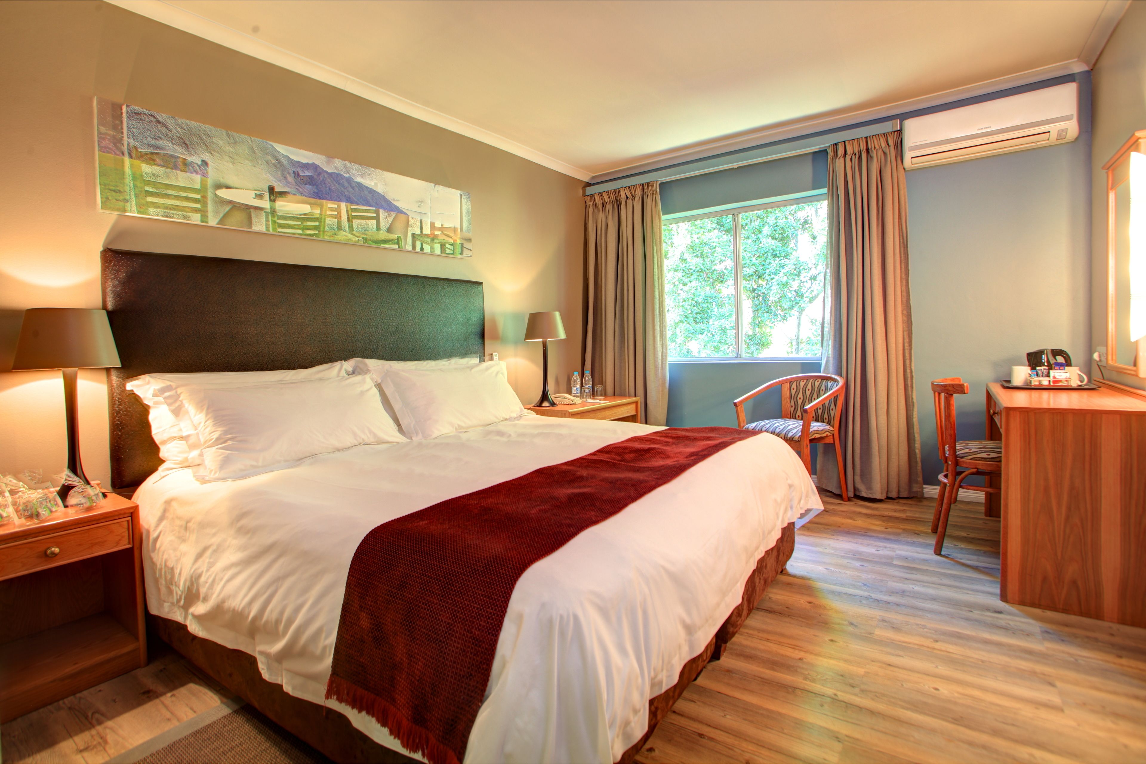 Standard Room, 1 King Bed, Non Smoking | In-room safe, desk, blackout curtains, iron/ironing board