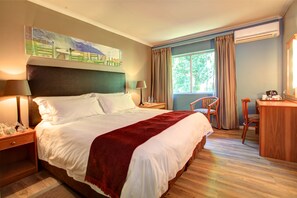 スタンダード ルーム キングベッド 1 台 禁煙 | セーフティボックス (室内)、デスク、遮光カーテン、アイロン / アイロン台