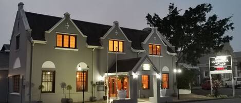 واجهة المنشأة - في المساء/الليل