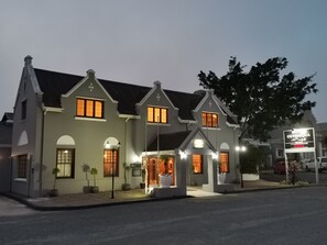 Bagian depan properti - sore/malam