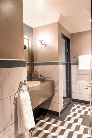 Standaard kamer | Badkamer | Een aparte badkuip en douche, een regendouche, gratis toiletartikelen