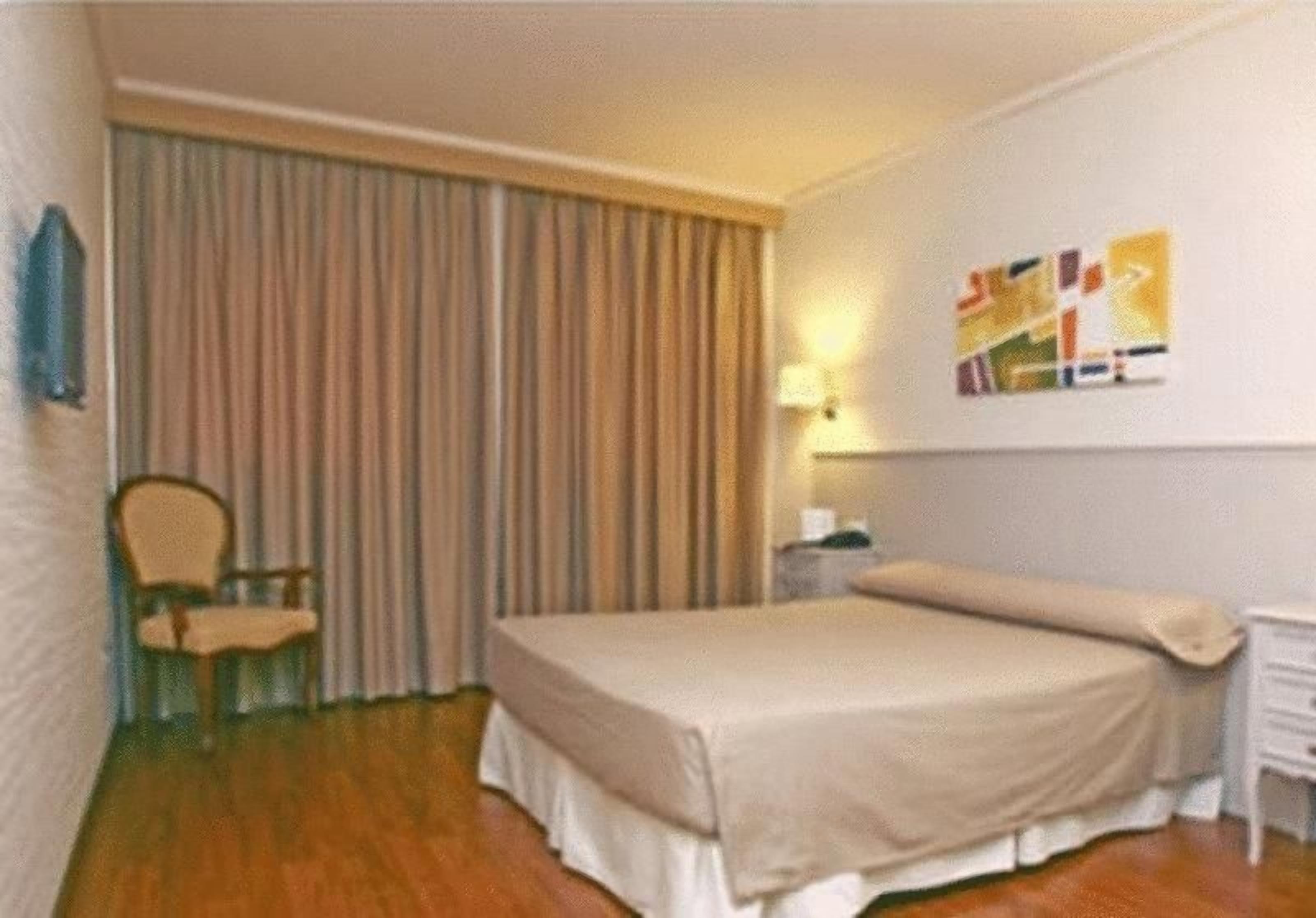 Minibar y caja de seguridad en la habitación 