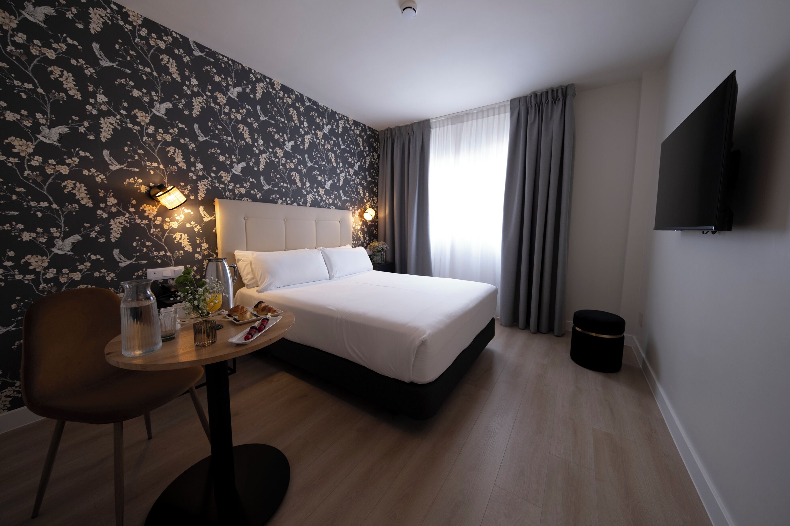 deluxe room | 1 bedroom, in-room safe, desk, blackout curtains