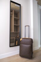 Habitación Deluxe | Caja fuerte, escritorio, cortinas opacas y tabla de planchar con plancha