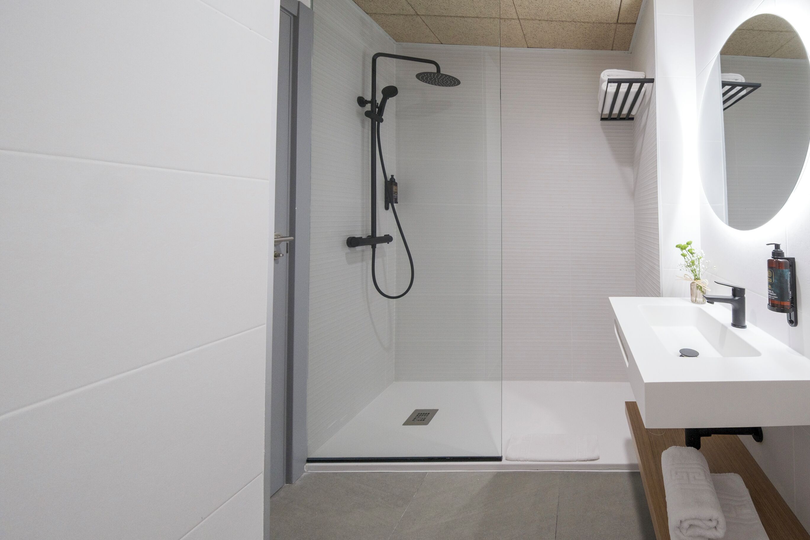 deluxe room | bathroom | shower, hair dryer, bidet, towels