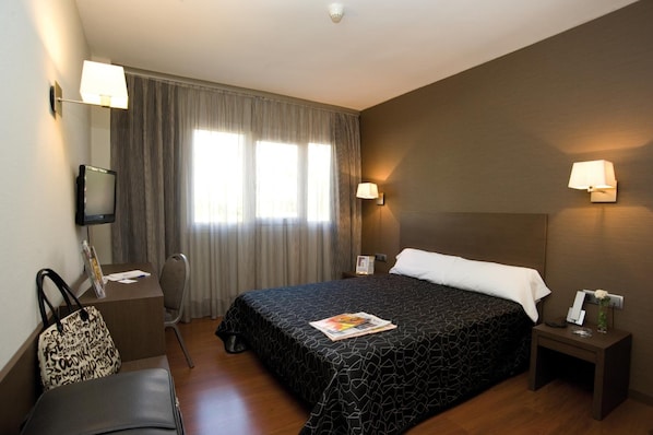 Basic Double Room (Cama extra) | In-room safe, desk, blackout curtains, iron/ironing board