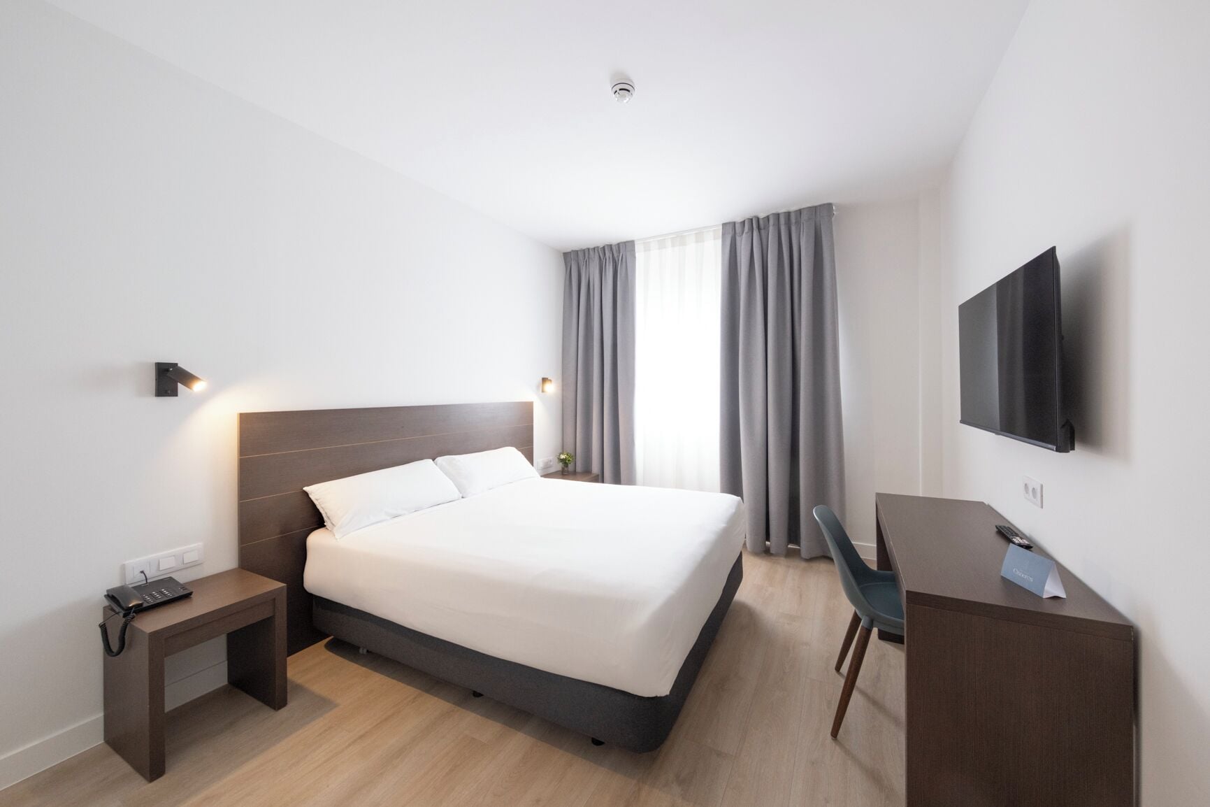 Standard Room, 1 Double or 2 Twin Beds | In-room safe, desk, blackout drapes, iron/ironing board (on request)