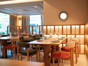 Déjeuner, dîner et souper servis sur place