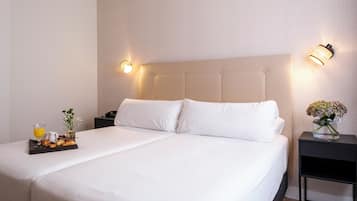 Deluxe Room | In-room safe, desk, blackout drapes, iron/ironing board