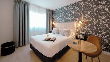 Deluxe kamer | Een kluis op de kamer, een bureau, verduisterende gordijnen