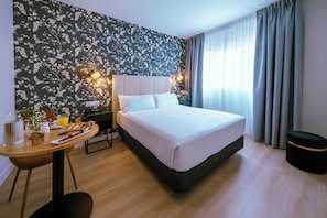 In-room safe, desk, blackout curtains, iron/ironing board - Hotel Cisneros (Alcala de Henares)