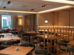 Breakfast, lunch and dinner served - Hotel Cisneros (Alcala de Henares)