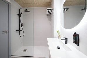 Deluxe Room | Bathroom | Shower, hair dryer, bidet, towels - Hotel Cisneros (Alcala de Henares)