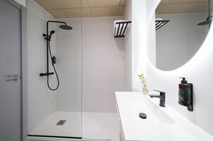 Habitación Deluxe | Baño | Ducha, secador de pelo, bidé y toallas