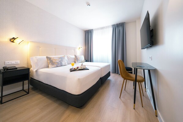 Deluxe Room | In-room safe, desk, blackout drapes, iron/ironing board - Hotel Cisneros (Alcala de Henares)