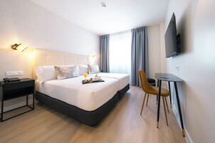 Habitación Deluxe | Caja fuerte, escritorio, cortinas opacas y tabla de planchar con plancha