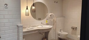 Secadora de cabello y bidet 