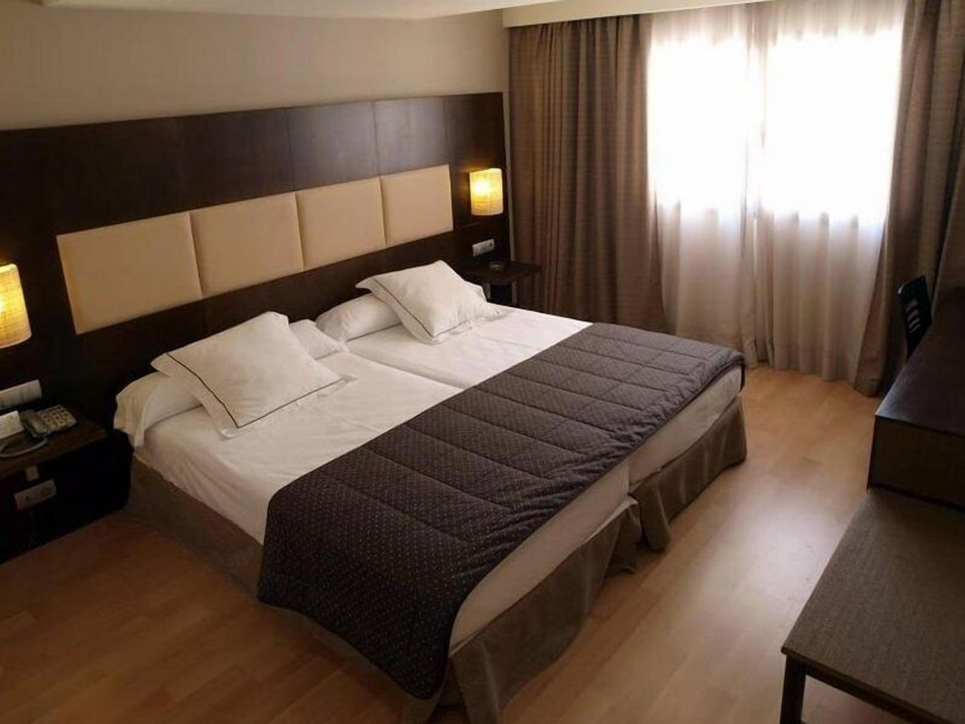 Roupas de cama antialérgicas, frigobar, cofres nos quartos, escrivaninha