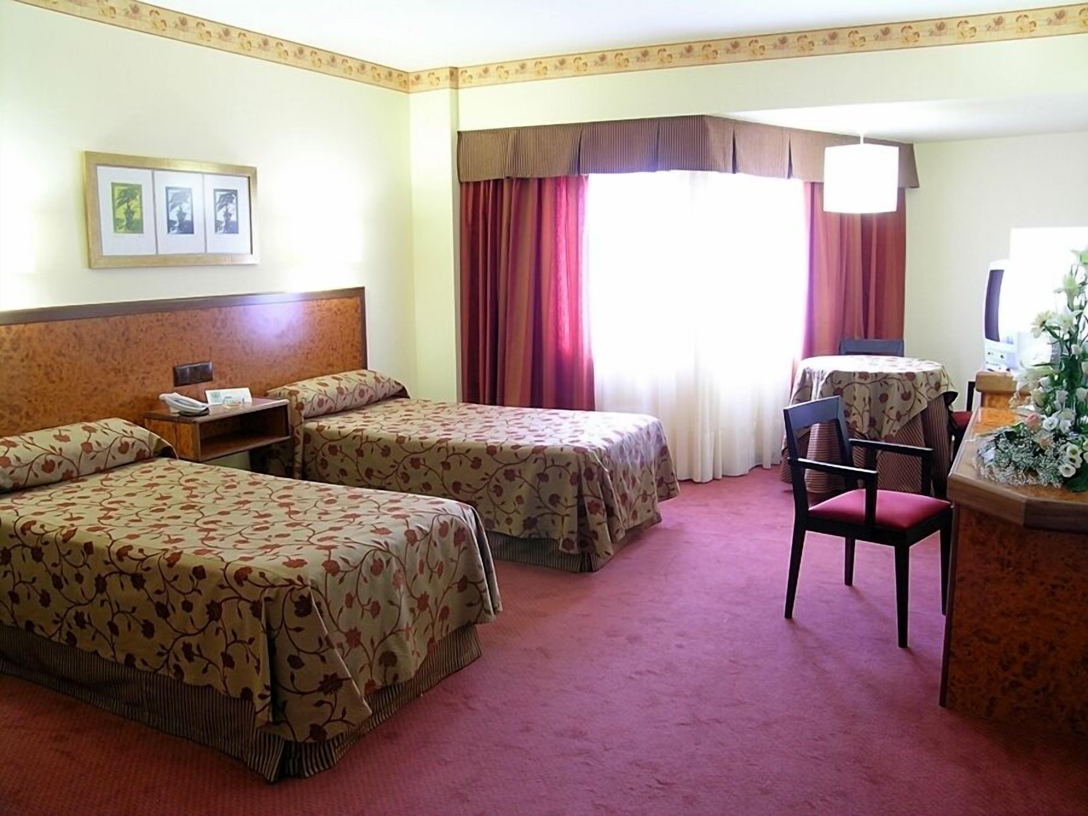 Roupas de cama antialérgicas, frigobar, cofres nos quartos, escrivaninha