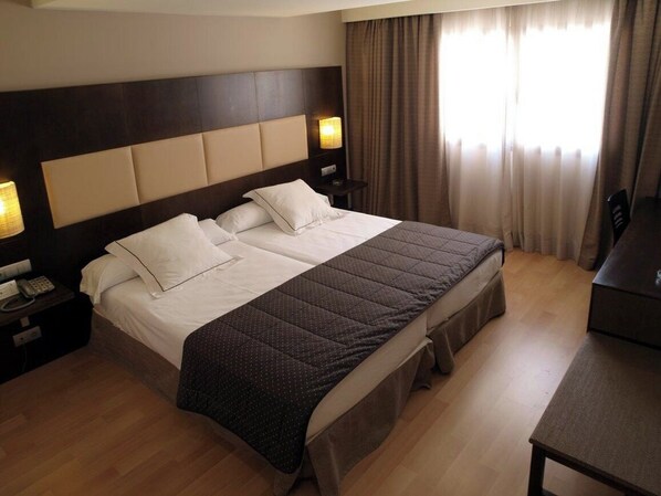 Hypo-allergenic bedding, minibar, in-room safe, desk